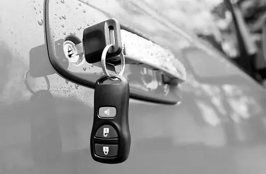 汽车钥匙锁在车里了怎么开汽车锁